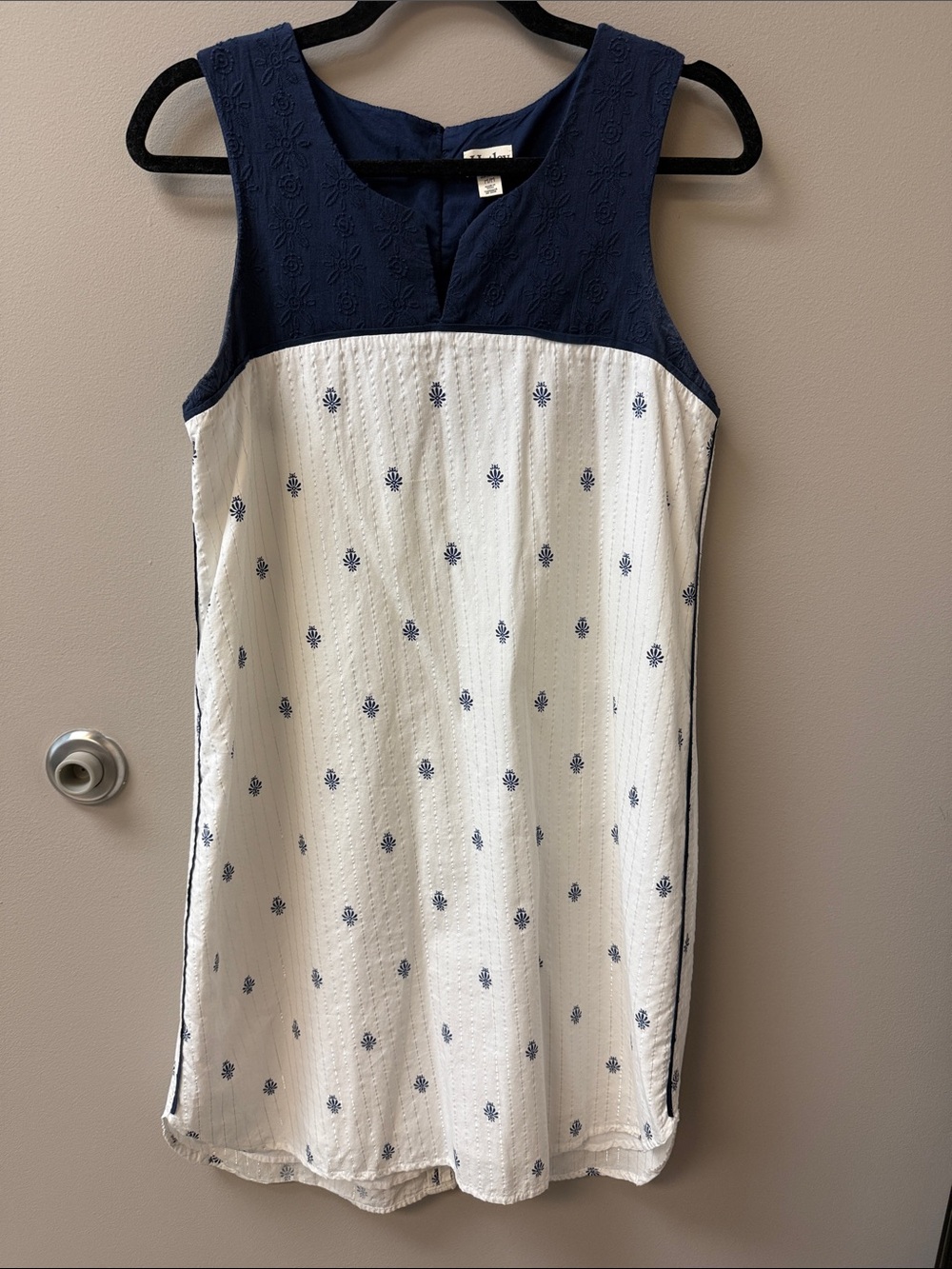 Women’s Hatley Navy and White Sleeveless Embroidered Shift Dress - Size Medium